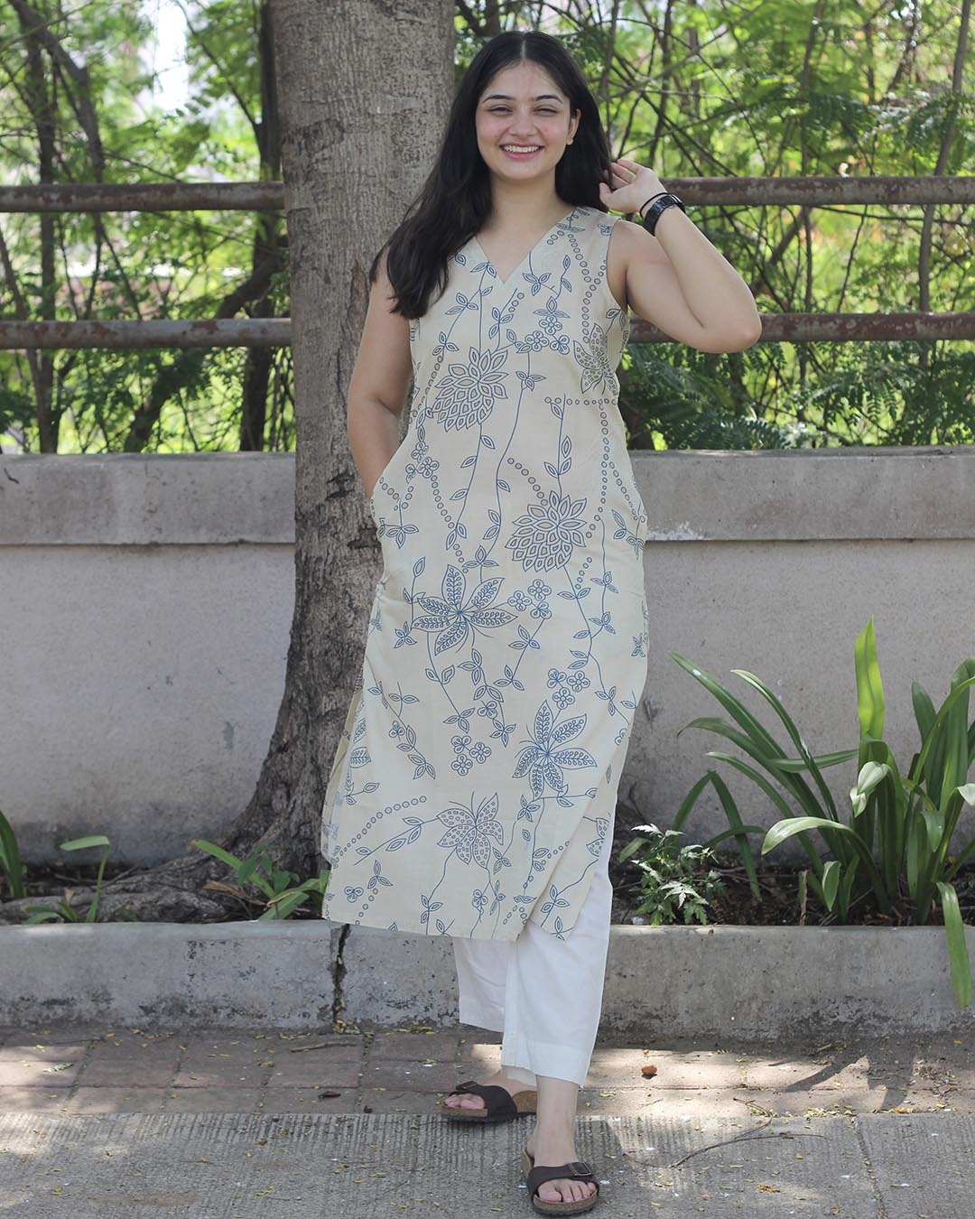 Flora Sleeveless Long kurta