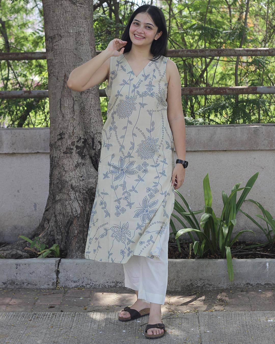 Flora Sleeveless Long kurta