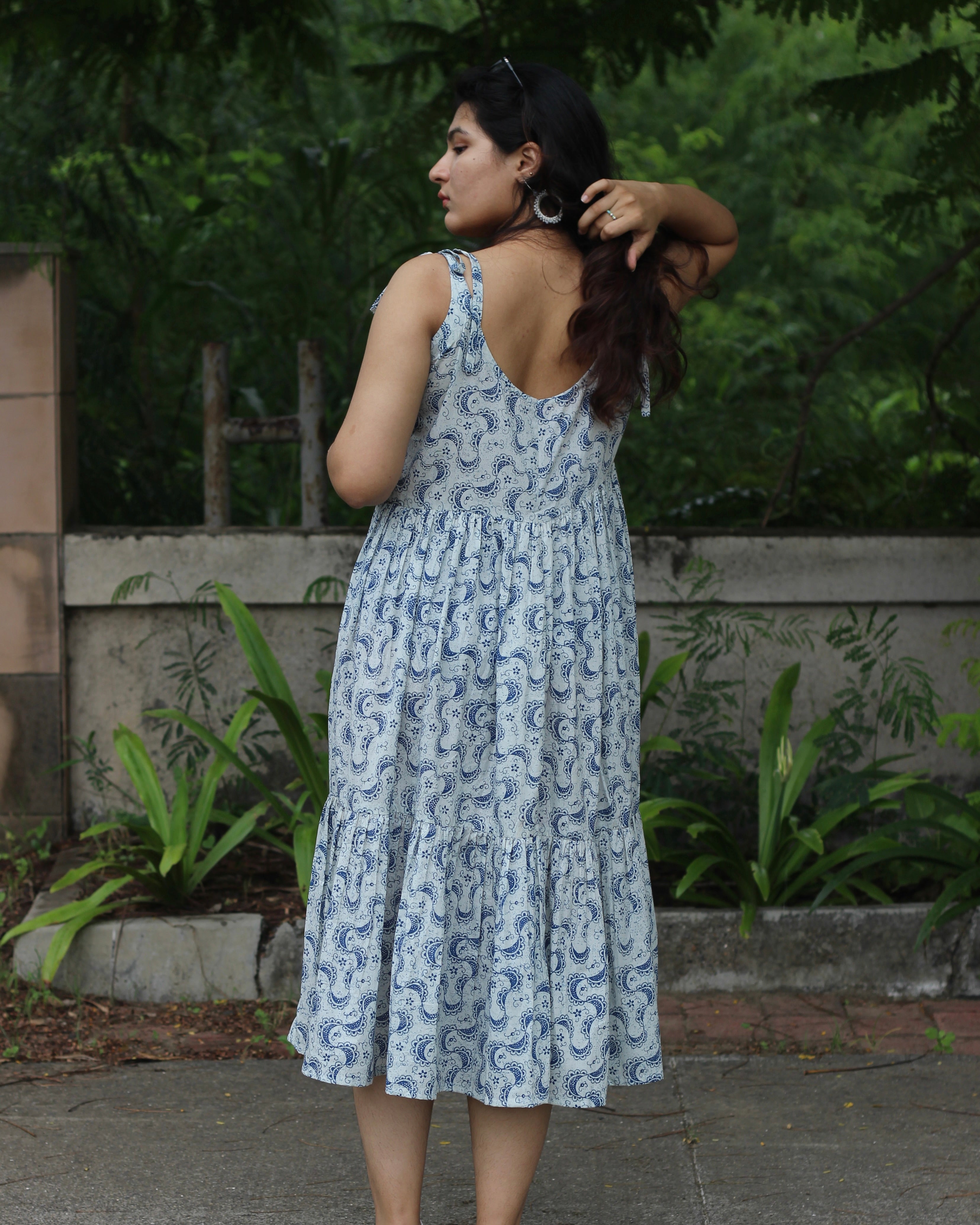 Sleeveless blue and white summer long dress with layered design and abstract print_5