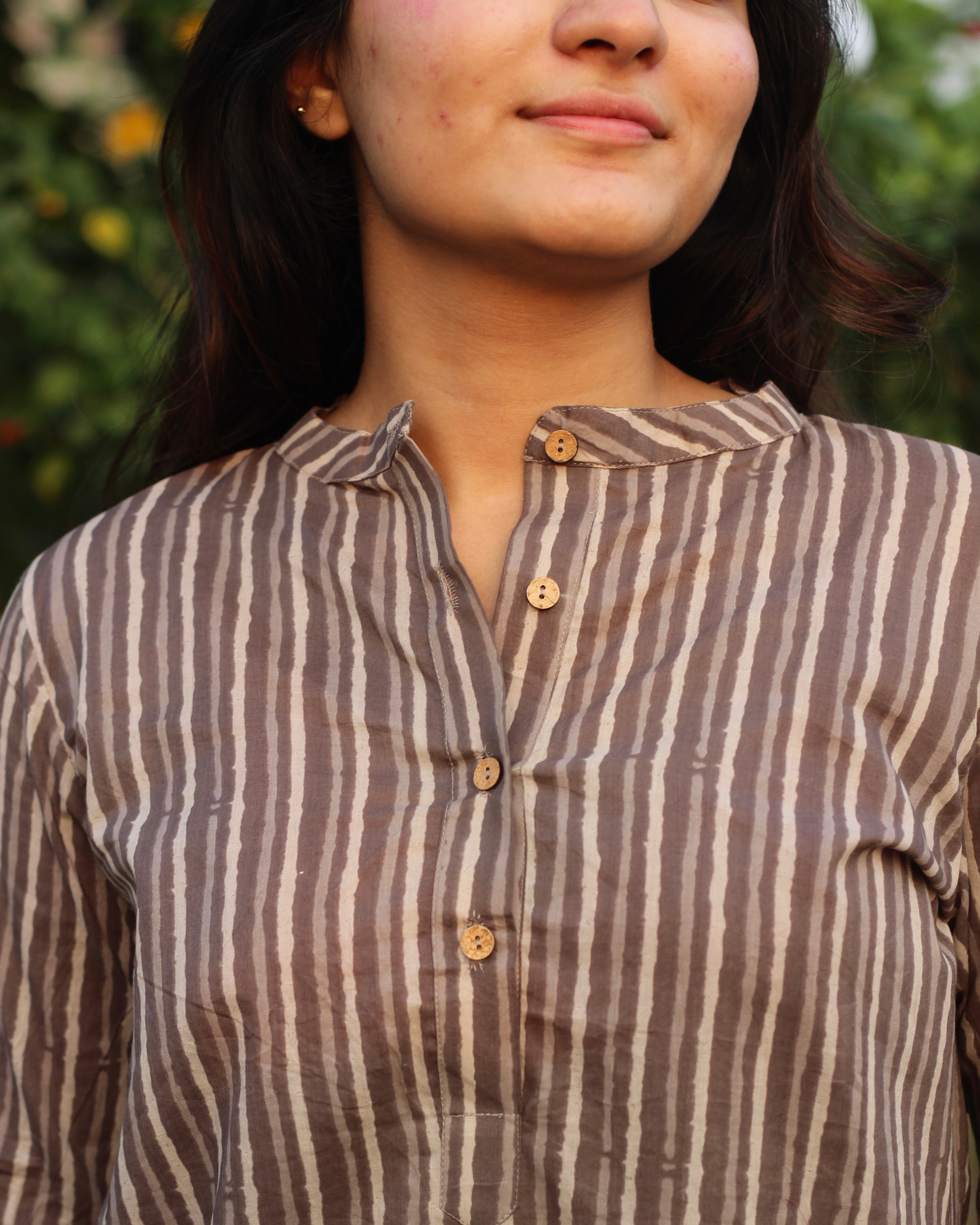 Round neck with brown buttons 