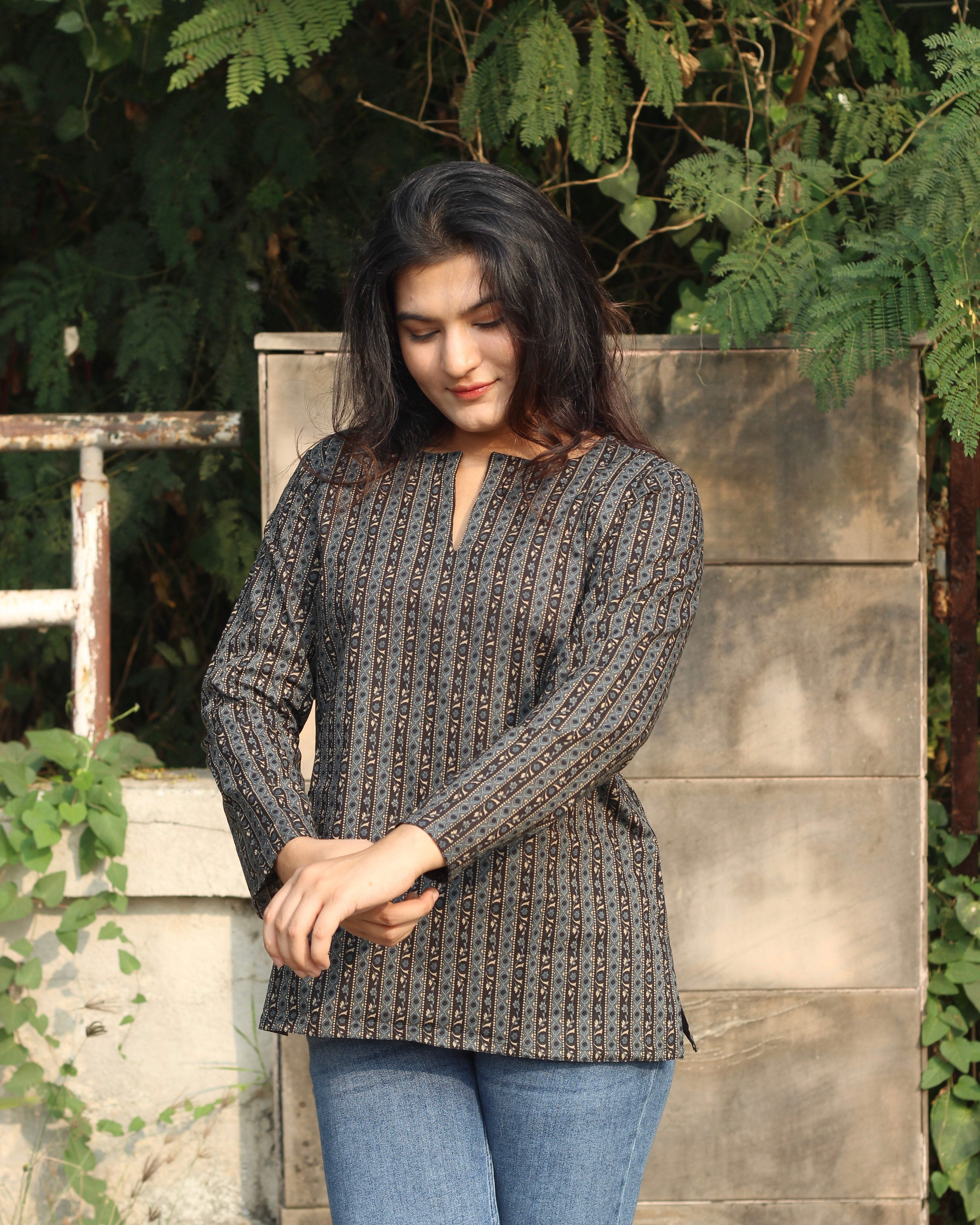 Stripes cotton short kurta in contrasting black and blue shades, with a comfortable round V-neck, 3/4 sleeves, and side cut design