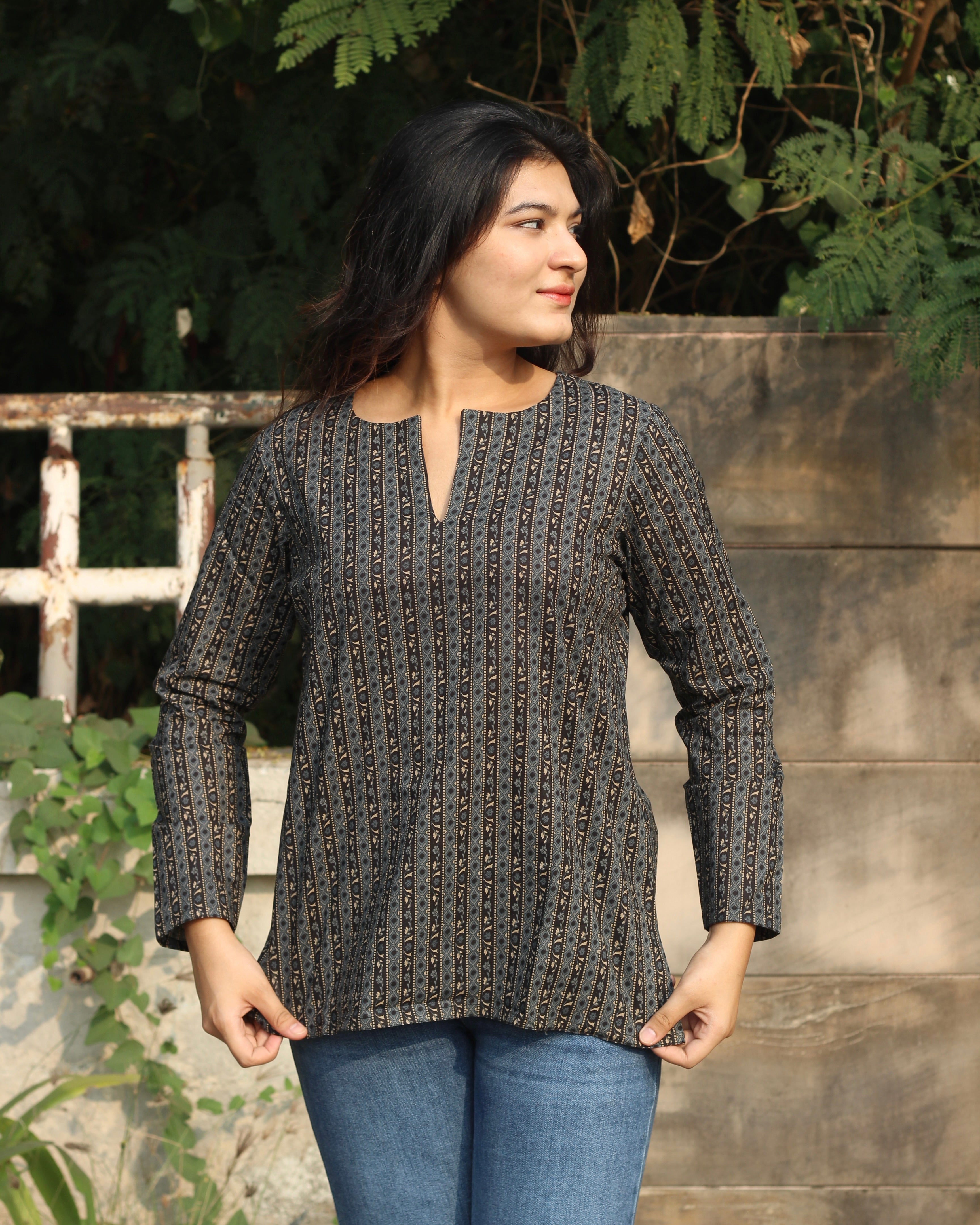 Stripes cotton short kurta in contrasting black and blue shades, with a comfortable round V-neck, 3/4 sleeves, and side cut design