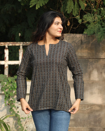 Stripes cotton short kurta in contrasting black and blue shades, with a comfortable round V-neck, 3/4 sleeves, and side cut design