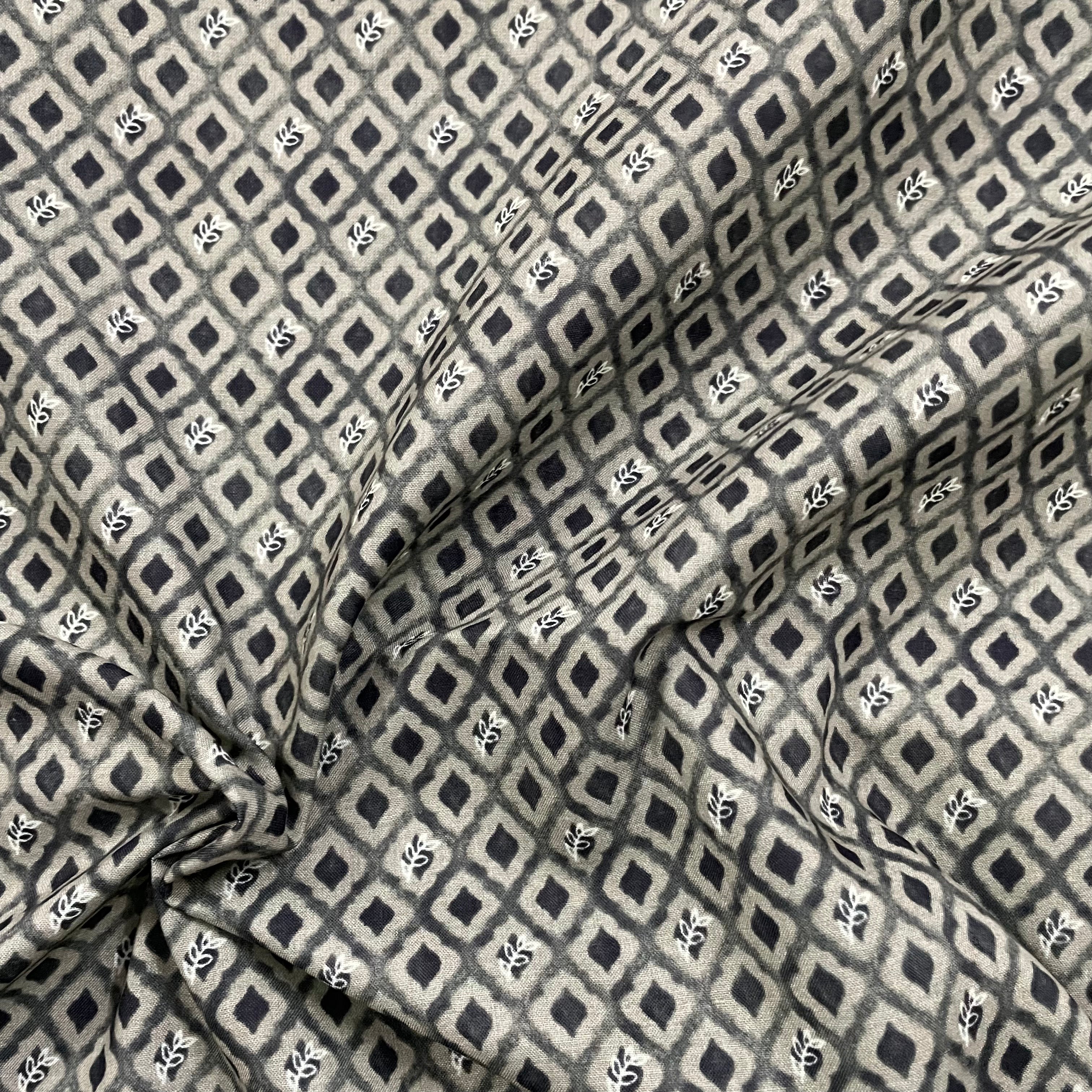 Small green and black contrast print on mul cotton fabric