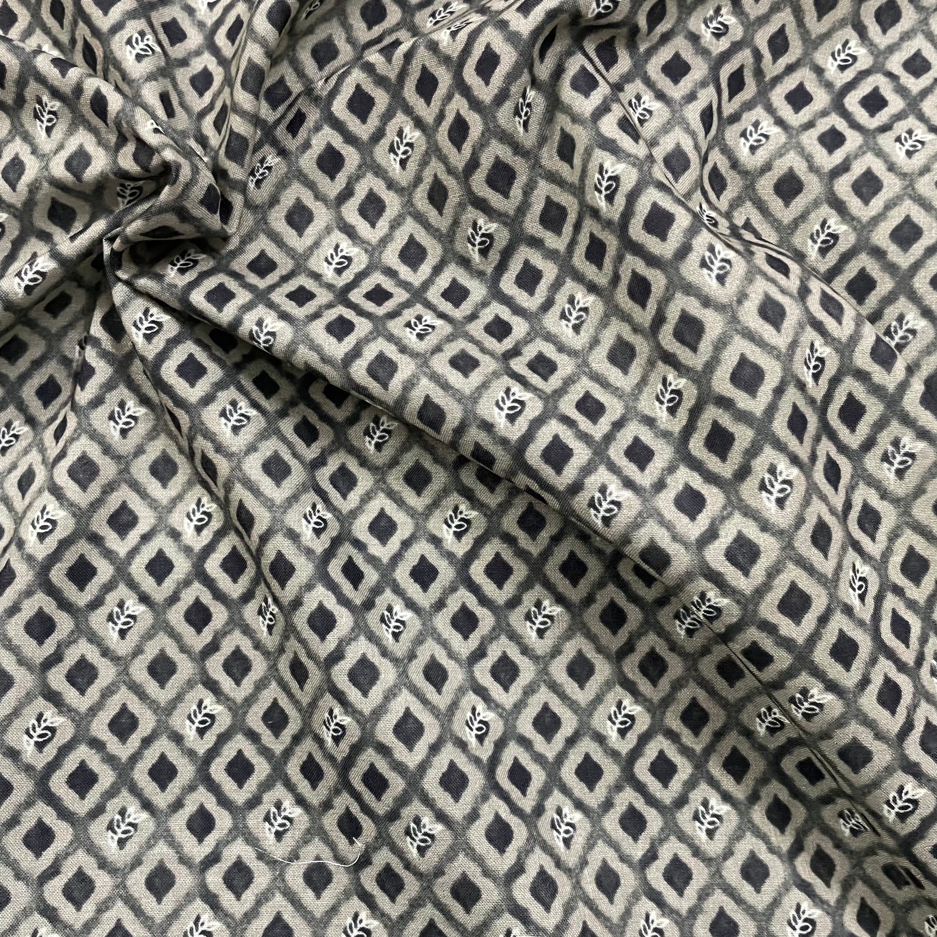 Small green and black contrast print on mul cotton fabric