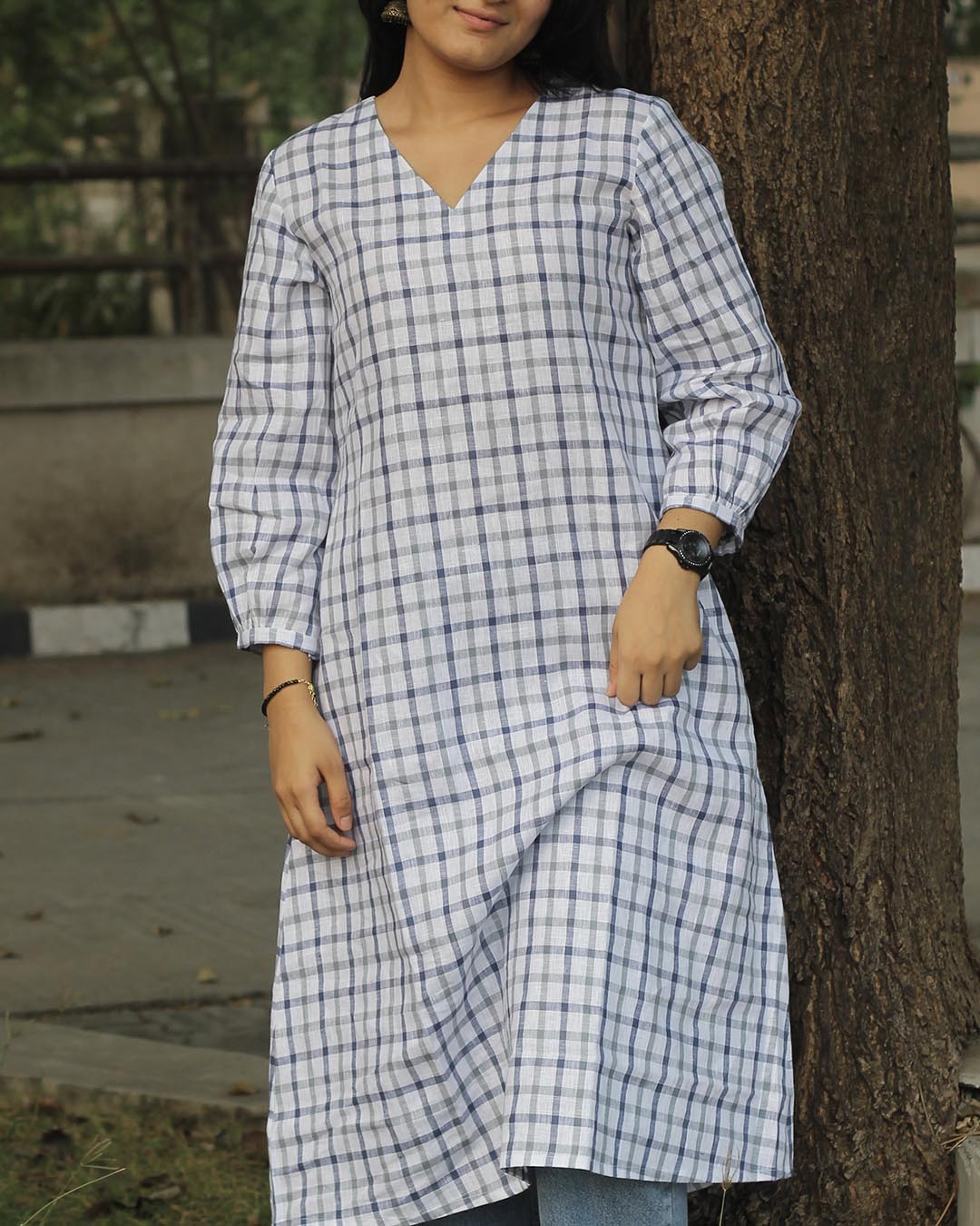 SAADGI 2.0: Classic Checks Premium Linen Kurta in Blue & White