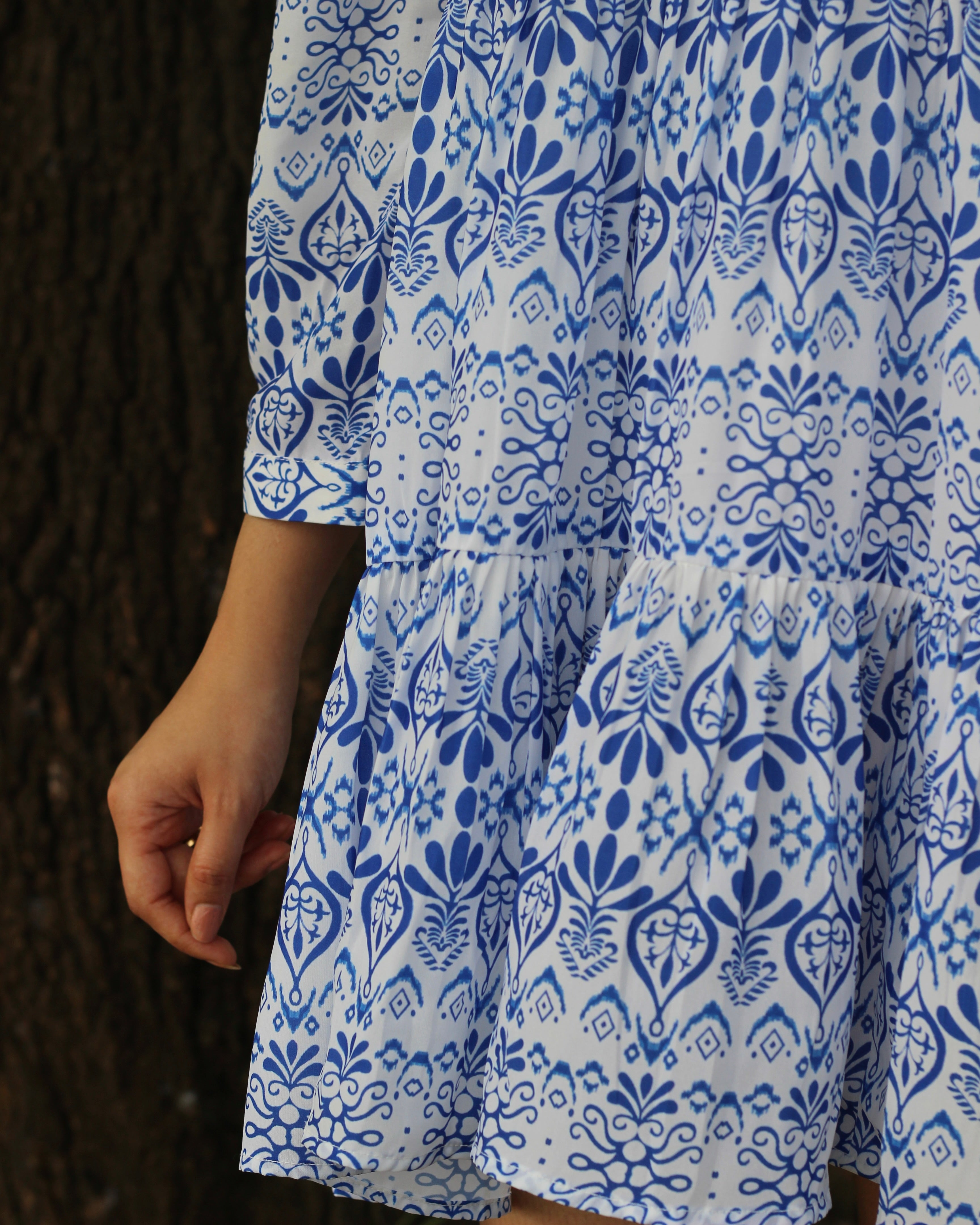 Short dress with abstract print on crepe fabric