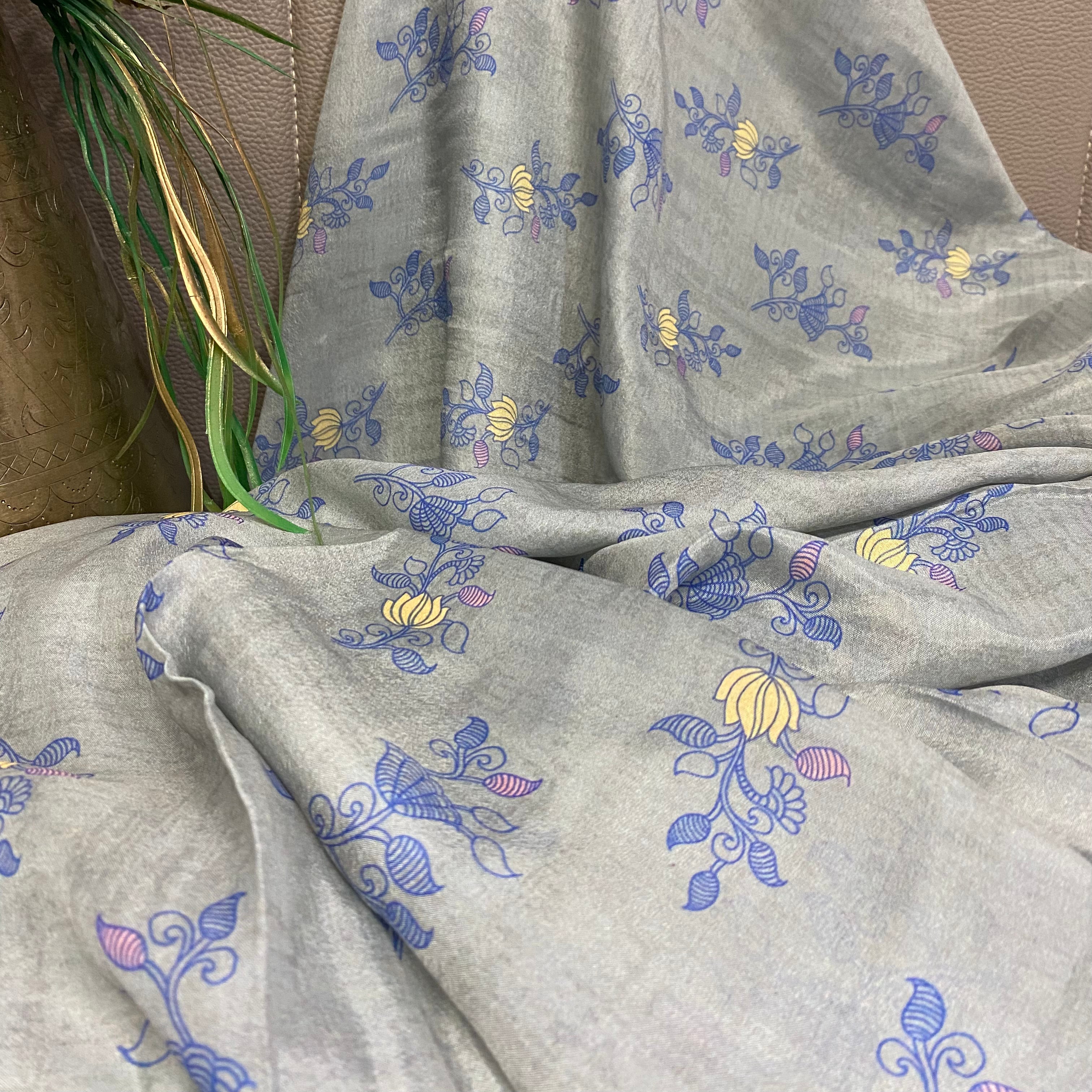 Grey Tabi Silk fabric with a trim-color floral pattern per meter