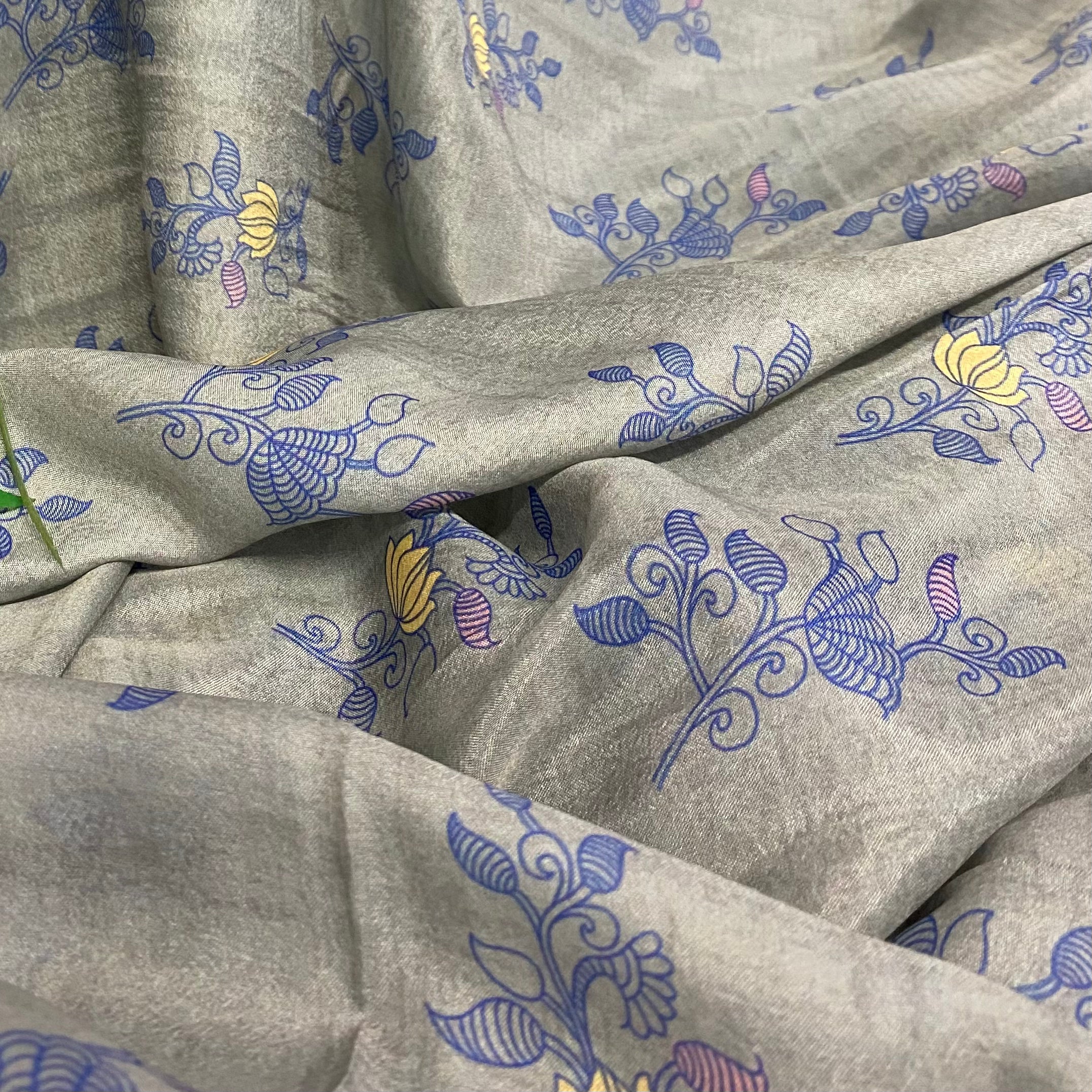 Grey Tabi Silk fabric with a trim-color floral pattern per meter